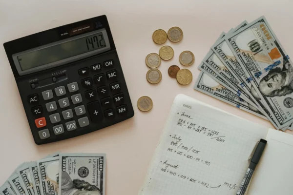 Renda fixa para iniciantes: guia completo de investimentos, pessoa estudando