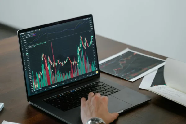 Ilustração renda variável para iniciantes, pessoa investindo no mercado financeiro