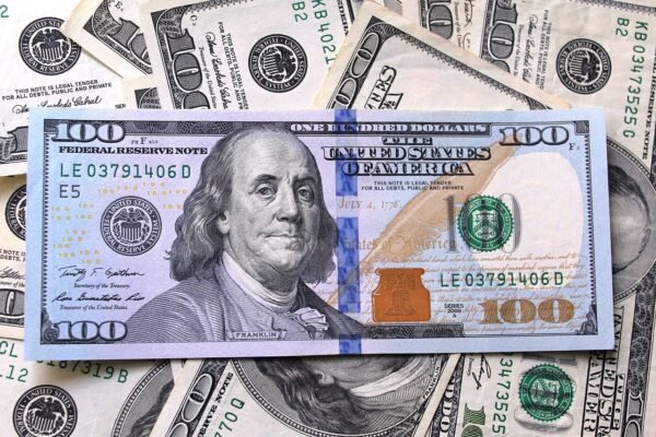 Dólar fecha em queda pelo 4º dia seguido