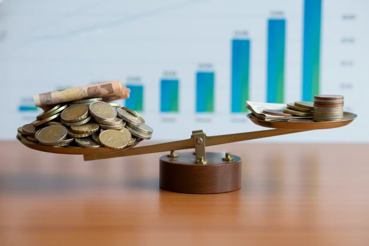 Tela de celular com app de investimento mostrando fundos de renda fixa vale a pena ou ir direto