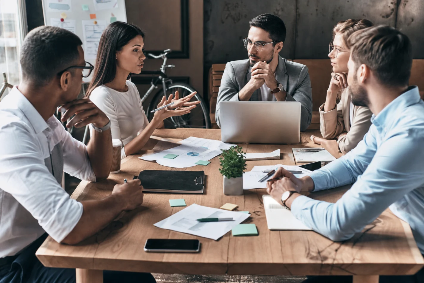 Estratégias iniciais com exemplos práticos como negociar opções no mercado