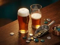Dois copos de chope com níveis diferentes e tampinhas, ilustrando o lucro da Ambev no 3T26