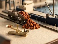 Maquete de porto com vagão de minério de ferro e balança de precisão, representando o lucro da Vale no 3T26